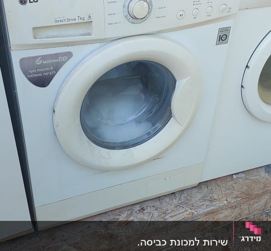 מכונת כביסה LG עם פאנל שליטה וכפתורים